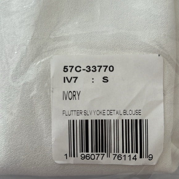 NWT Bobi Ivory Flutter Sleeve Yoke Detail Short Sleeve Blouse Size Small - Picture 8 of 10